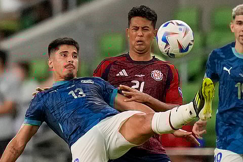 Néstor Giménez and Álvaro Zamora go after the ball